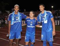 試合後、ポーズをとる（左から）町田・望月ヘンリー海輝、前寛之、テテ・イェンギ（撮影・西岡正）
