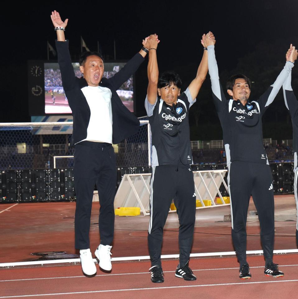 試合後、サポーターの前で大きくジャンプする町田・黒田剛監督（左）＝撮影・西岡正