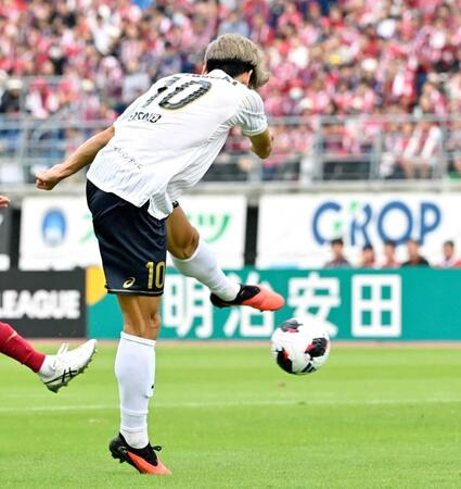 　後半４分、先制ゴールを決める大迫
