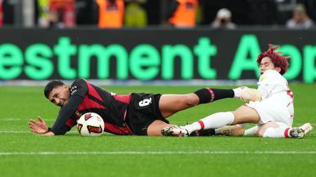 　レーバークーゼン戦で競り合うフライブルクの後藤啓介（右）＝１８日、レーバークーゼン（ＡＰ＝共同）