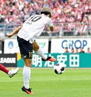 　後半４分、先制ゴールを決める大迫