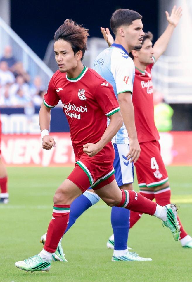 前半、先制ゴールを決め駆け出すレアル・ソシエダードの久保（手前）＝共同