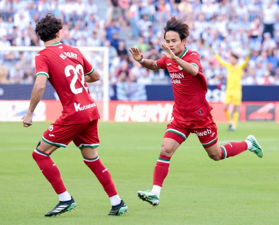 マラガ戦の前半、先制ゴールを決め駆け出すレアル・ソシエダードの久保（右）＝共同