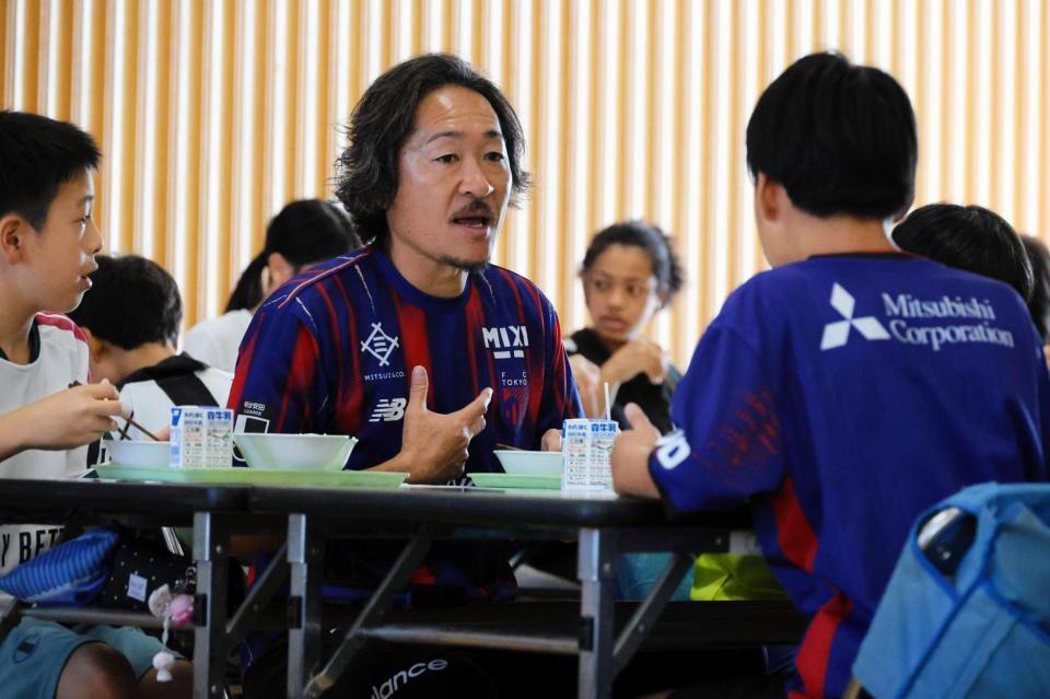 児童たちと「ＦＣ東京コラボ給食」を食べる石川直宏ＣＧ　ＦＣ東京提供