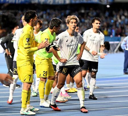 川崎Ｆに敗れた大迫勇也（中央）ら神戸（撮影・堀内翔）