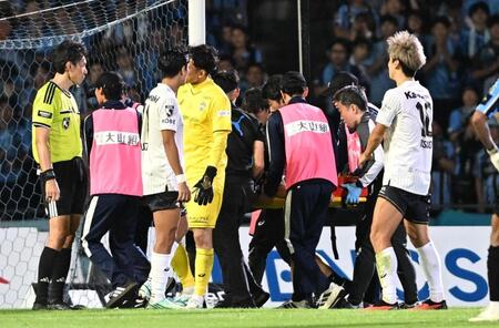 神戸・飯野七聖が担架に乗せられて途中交代になる（撮影・堀内翔）