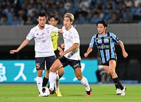前半、攻め上がる神戸・大迫勇也。左は鍬先祐弥、右は川崎Ｆ・山市秀翔（撮影・堀内翔）