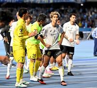 川崎Ｆに敗れた大迫勇也（中央）ら神戸（撮影・堀内翔）