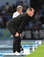 後半、試合を見つめる神戸・ミヒャエル・スキッベ監督（撮影・堀内翔）
