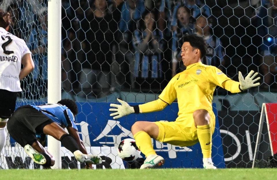 後半、川崎Ｆ・マルシーニョ（左）に先制のゴールを奪われる神戸・権田修一（撮影・堀内翔）