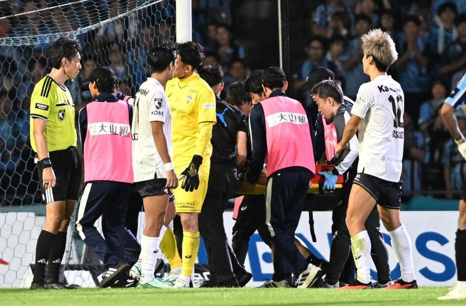 神戸・飯野七聖が担架に乗せられて途中交代になる（撮影・堀内翔）
