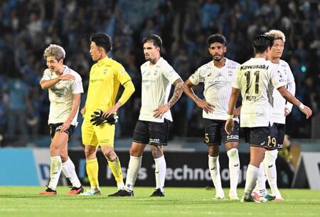 　敗戦に肩を落とす大迫（左端）ら神戸イレブン（撮影・堀内翔）