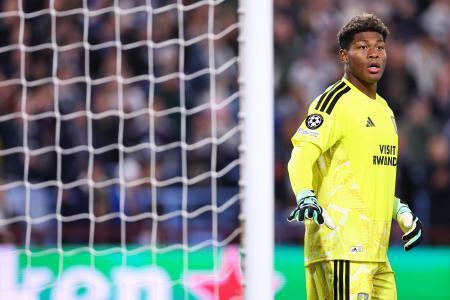 　欧州チャンピオンズリーグの１次リーグ、バイキング戦でゴールを守るアストンビラのＧＫ鈴木彩艶＝２１日、バーミンガム（ゲッティ＝共同）
