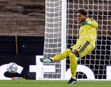 　バイキング戦でプレーするアストンビラのＧＫ鈴木彩＝バーミンガム（共同）