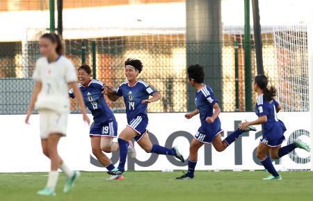 　Ｕ-１７女子Ｗ杯１次リーグ、フランス戦でゴールを決め、喜ぶ花城恵唯（１４）＝２１日、ラバト（ゲッティ＝共同）