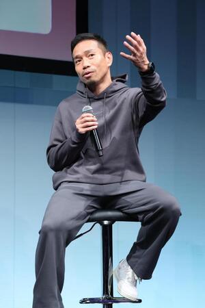 ケガの回復が順調なことを話す長友佑都（撮影・金田祐二）