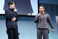 笑顔でトークする町田啓太と長友佑都（撮影・金田祐二）