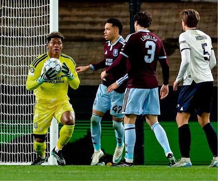 　バイキング戦でセーブするアストンビラのＧＫ鈴木彩（左端）＝共同