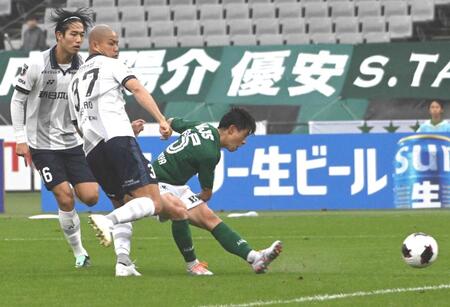 前半、ゴールを決める東京Ｖ・熊取谷一星（撮影・持木克友）