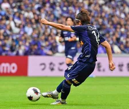 前半、先制ゴールを決める広島・松本