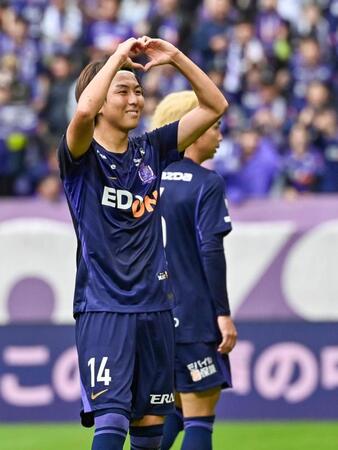 前半、先制ゴールを決め喜ぶ広島・松本