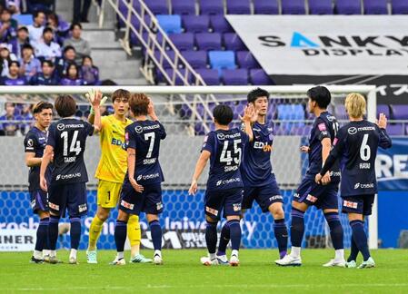 清水に勝利し、タッチを交わす広島イレブン