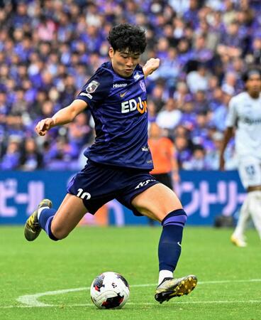 後半、チーム３点目のゴールを決める広島・鈴木