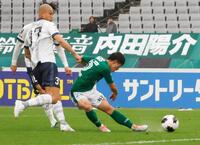 前半、先制ゴールを決める東京Ｖ・熊取谷（右）