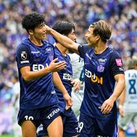 後半、チーム３点目のゴールを決め、浅野（右）と喜ぶ広島・鈴木