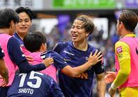 後半、チーム２点目のゴールを決め喜ぶ広島・浅野（右から２人目）
