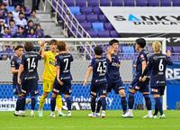 清水に勝利し、タッチを交わす広島イレブン