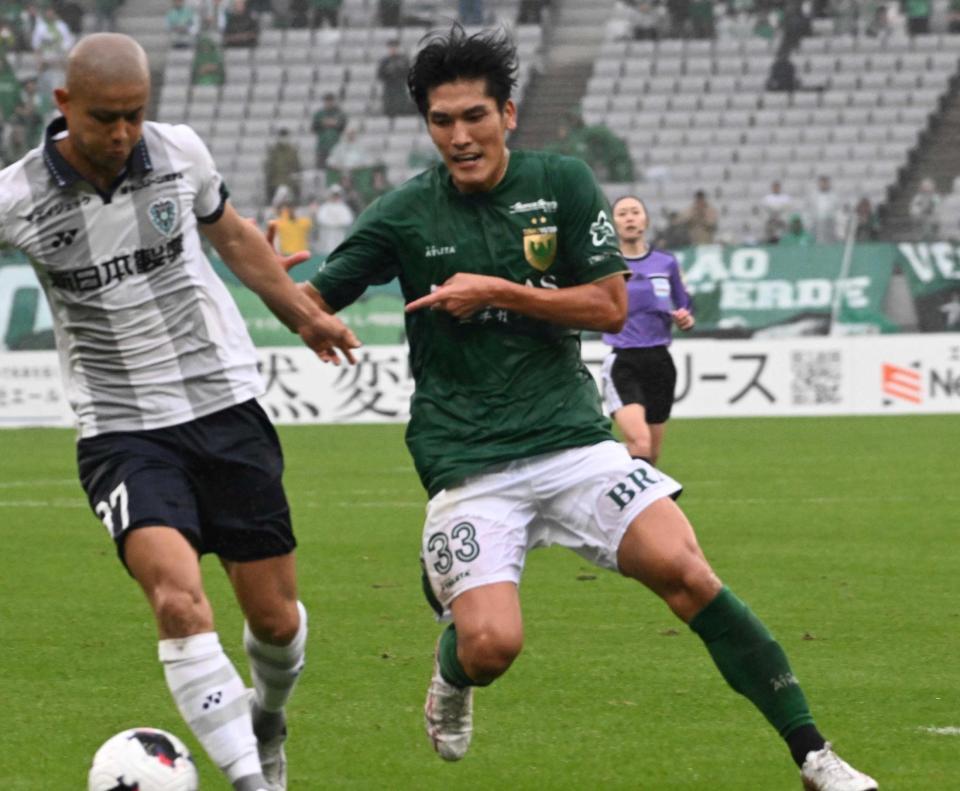 前半、福岡・田代雅也（左）とボールを奪い合う東京Ｖ・一美和成（撮影・持木克友）