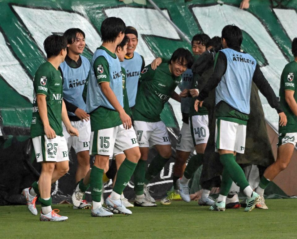 後半、勝ち越しのゴールを決めチームメイトから祝福される東京Ｖ・松橋優安（左から６人目）＝撮影・持木克友