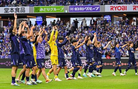 清水に勝利し、サポーターにあいさつする広島イレブン