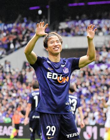復帰後初ゴールを決めて“ジャガーポーズ”を披露する浅野(撮影・畠山賢大）
