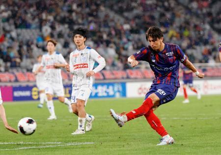 　ＦＣ東京-水戸　後半、チーム３点目のゴールを決めるＦＣ東京・安斎＝味スタ