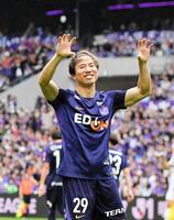 復帰後初ゴールを決めて“ジャガーポーズ”を披露する浅野(撮影・畠山賢大）