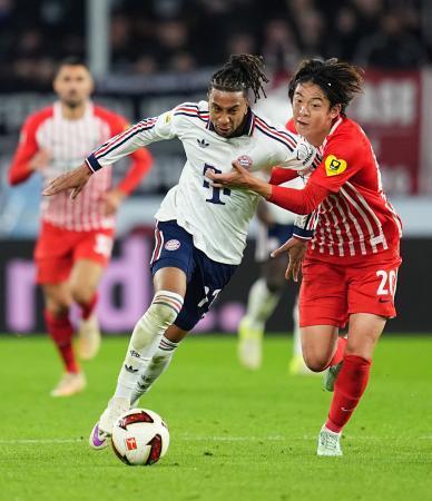 　バイエルン・ミュンヘン戦で競り合うフライブルクの山本（右）＝フライブルク（ゲッティ＝共同）