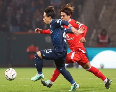 　後半、競り合うボーフムの三好（手前）とマインツの佐野海＝ボーフム（共同）