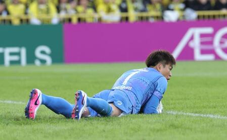 前半、ボールをキープする浦和・西川（撮影・佐々木彰尚）
