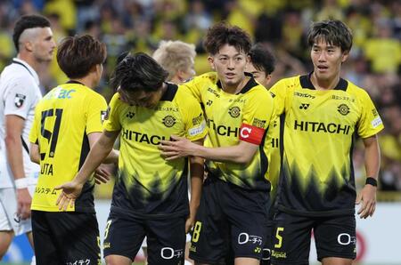 前半、ゴールを決めて祝福される柏・小泉（左から２人目）＝撮影・佐々木彰尚