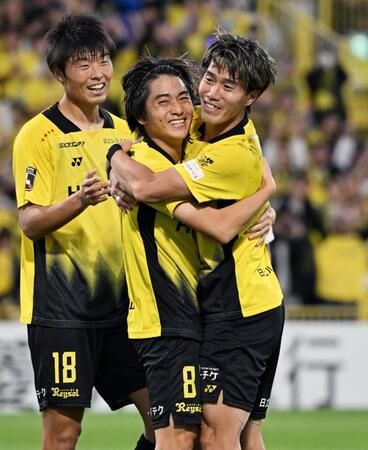柏－浦和　前半、先制ゴールを決め、喜ぶ柏・小泉（中）