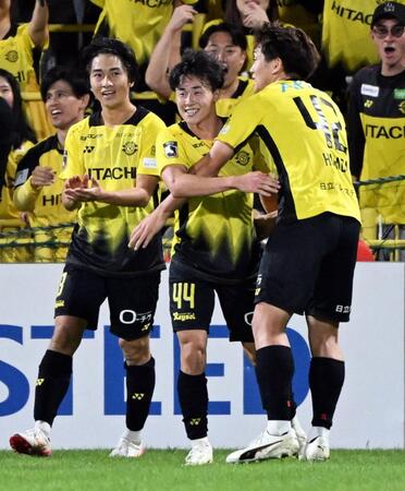 柏－浦和　後半、チーム２点目のゴールを決め、喜ぶ柏・弓場（中）