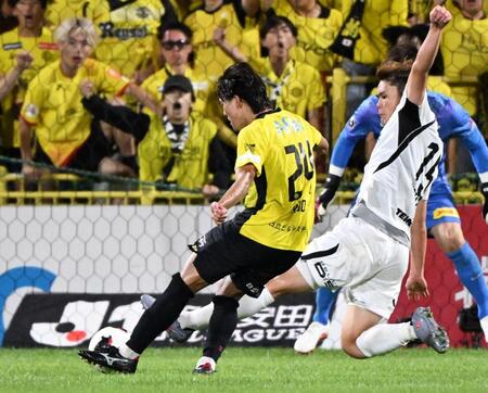 柏－浦和　後半、チーム３点目のゴールを決める柏・久保
