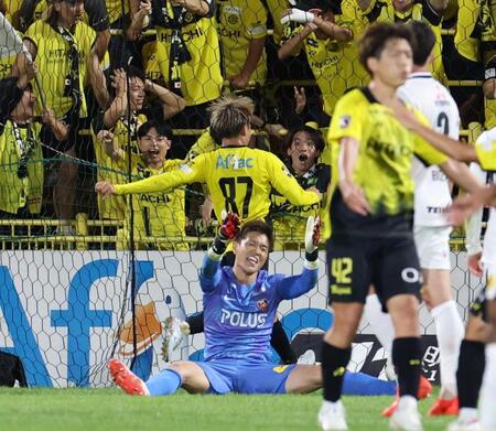 後半、柏・原田にゴールを決められた浦和・西川＝三協柏（撮影・佐々木彰尚）