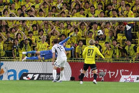 後半、弓場のシュートに飛びつく浦和・西川＝三協柏（撮影・佐々木彰尚）