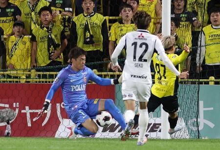 後半、ボールを止める浦和・西川（撮影・佐々木彰尚）
