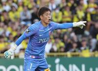 前半、指示を出す浦和・西川（撮影・佐々木彰尚）