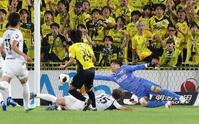 後半、柏・久保にゴールを決められた浦和・西川＝三協柏（撮影・佐々木彰尚）