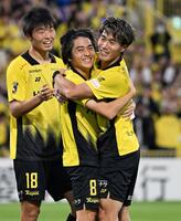 柏－浦和　前半、先制ゴールを決め、喜ぶ柏・小泉（中）